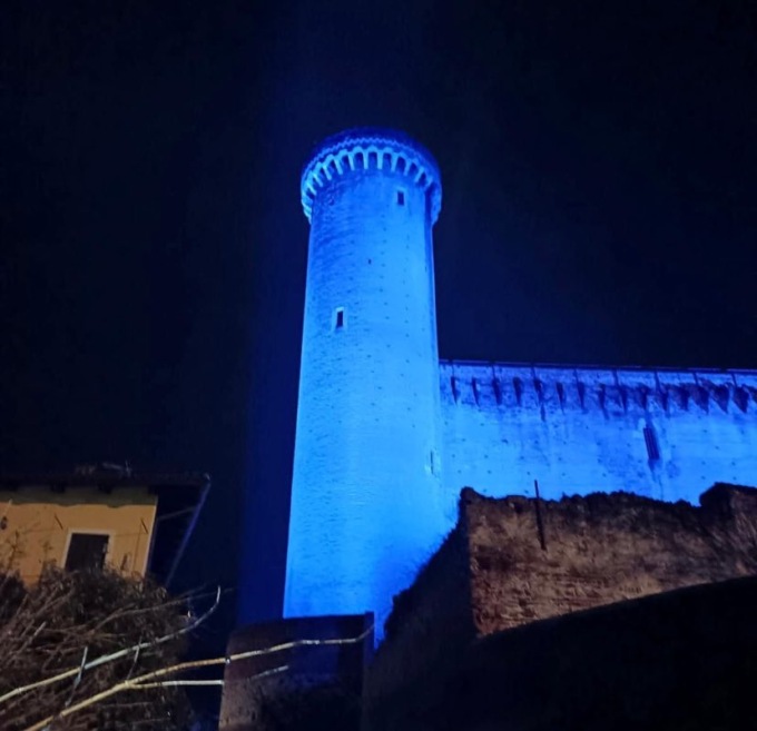 Ivrea illumina di blu Piazza Ottinetti per le vittime civili di guerra