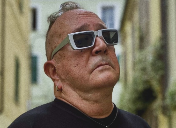 Johnson Righeira torna a Sanremo con i Coma Cose: omaggio ai 40 anni di “L’estate sta finendo”