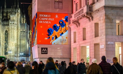 Il Carnevale di Ivrea si accende con i maxi ledwall in giro per Milano e Torino