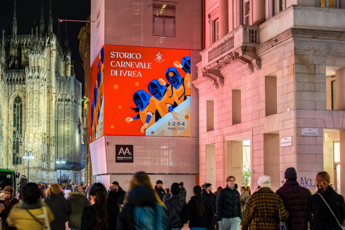 Il Carnevale di Ivrea si accende con i maxi ledwall in giro per Milano e Torino