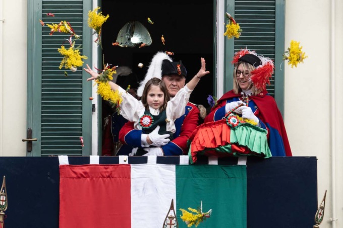 Le Alzate degli Abbà: la tradizione che accende il Carnevale di Ivrea