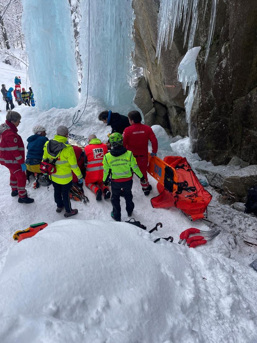 Ceresole Reale, scalatore cade da una cascata di ghiaccio, salvato dal ...