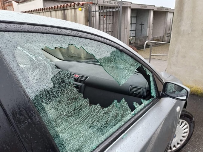 Allarme furti al cimitero di Bairo: auto vandalizzate durante le visite