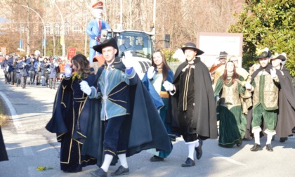 Carnevale di Agliè, la grande sfilata dei gruppi storici e dei carri allegorici (GALLERIA)