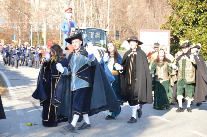 Carnevale di Agliè, la grande sfilata dei gruppi storici e dei carri allegorici (GALLERIA)