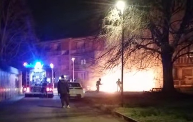 Auto in fiamme nella notte a Ivrea: indagini in corso