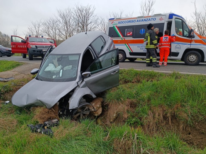 Auto esce di strada sulla Provinciale 40