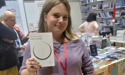 Micol Moretto, la poesia come rinascita: la giovane scrittrice presenta il suo libro a Nole