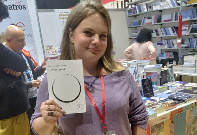 Micol Moretto, la poesia come rinascita: la giovane scrittrice presenta il suo libro a Nole