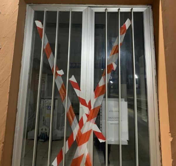 «Sala d’attesa chiusa per atti vandalici»: a Volpiano torna il disagio per i pendolari