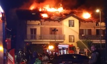 Incendio a Salassa, fiamme devastano il tetto di una casa (VIDEO)