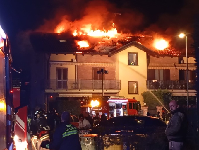 Incendio a Salassa, fiamme devastano il tetto di una casa (VIDEO)