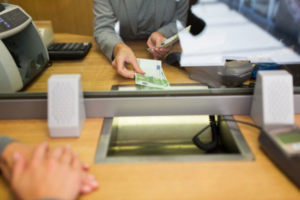La chiusura degli sportelli bancari nei piccoli comuni fa paura a cittadini e istituzioni
