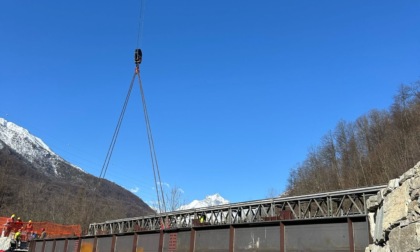 Nuovo ponte sulla SP32 a Forno di Lemie: varate le prime tre travi