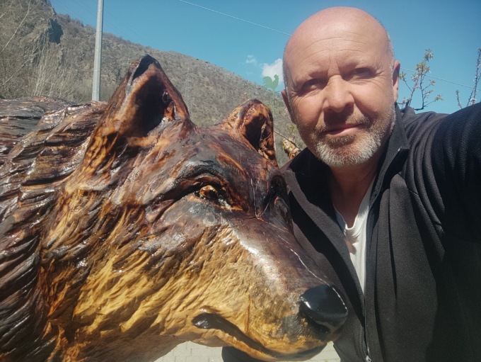 Le sculture di legno sul sentiero della Pace dove arte e natura si fondono