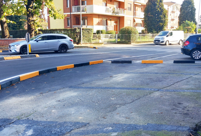 Leini, inciampa in uno dei cordoli «della polemica» e finisce in ospedale