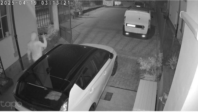 Tentato furto a Lessolo: ladro fugge dopo aver notato la telecamera di sorveglianza