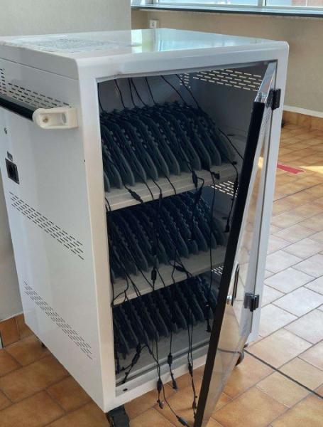 Razzia alla scuola media «Alighieri»: rubati oltre 150 computer portatili