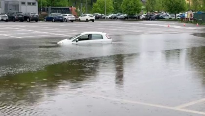 Auto sott’acqua nell’area mercatale e traffico in tilt