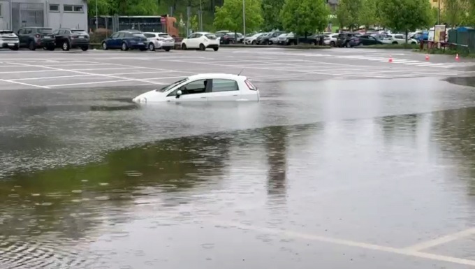 Auto sott’acqua nell’area mercatale e traffico in tilt