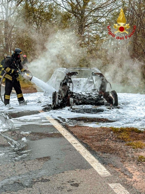Auto elettrica in fiamme a Rivarossa: intervento dei Vigili del Fuoco