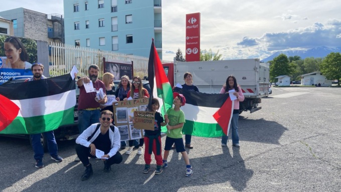 Il Comitato per la Palestina boicotta il Carrefour di Ivrea