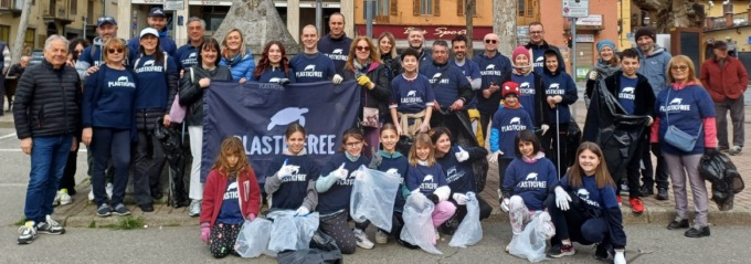 A Cuorgnè raccolto un quintale di rifiuti durante la giornata ecologica di «Plastic Free»