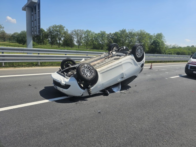 Incidente in autostrada tra Scarmagno e Ivrea: auto ribaltata, un ferito in codice giallo