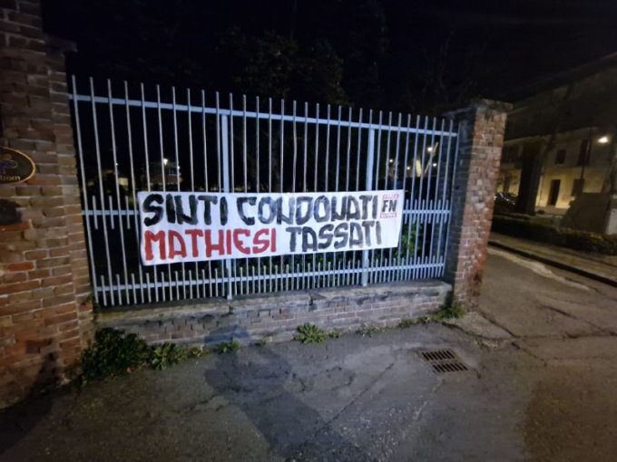 Mathi, striscione di Forza Nuova contro presunto condono edilizio a famiglia sinti