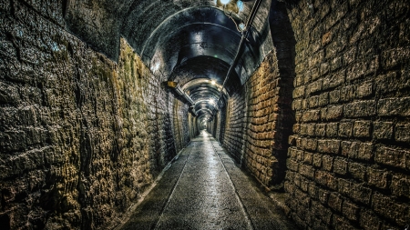 Ciriè, scoperto misterioso tunnel sotterraneo, in corso indagini e accertamenti
