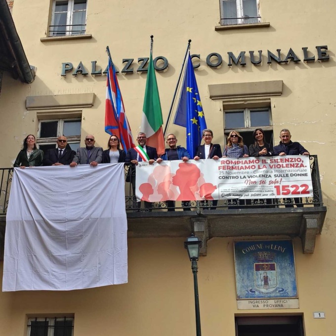 Sorrisi «inopportuni» davanti al lenzuolo per Gaza