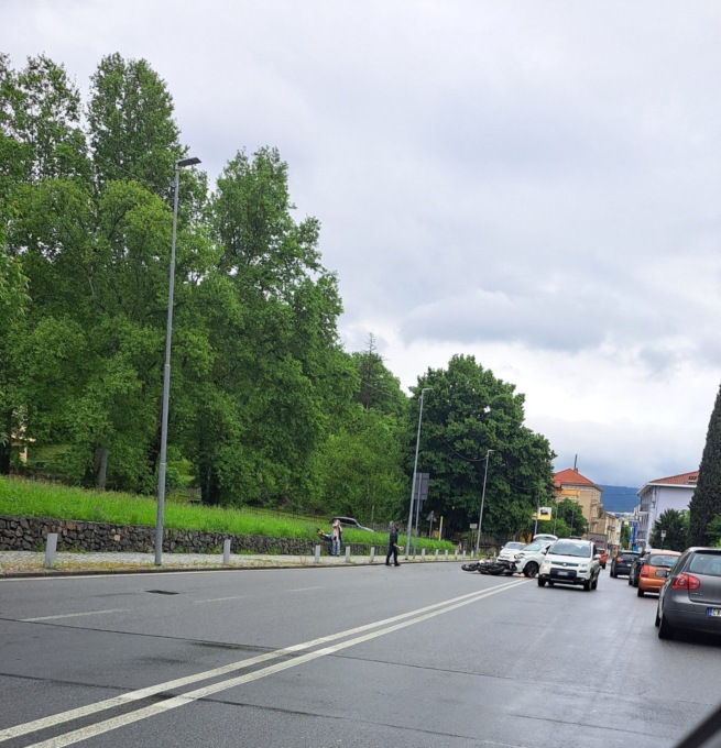Scontro tra moto e auto a Ivrea: disagi al traffico in via Jervis