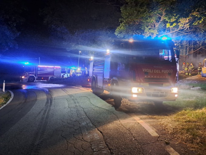 Incendio fienile, le fiamme a 50 metri dalle case