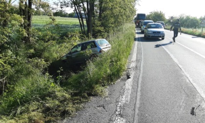 Incidente a Leini: auto manca lo stop, urta un'altra vettura e finisce nel fossato