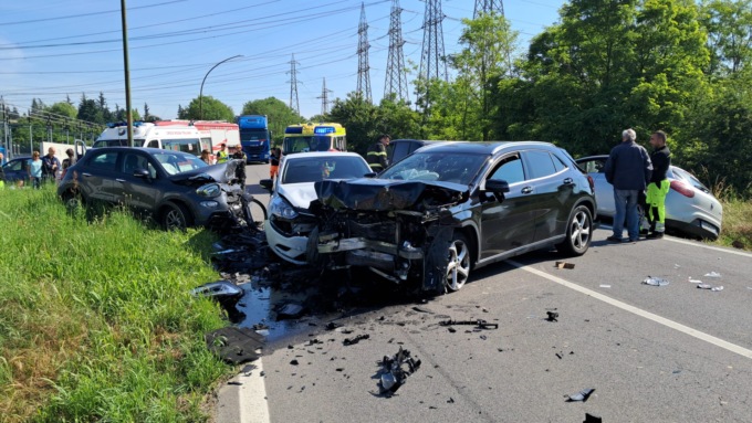 Grave incidente a Leini: cinque auto coinvolte in un tamponamento a catena. Attivato l’elisoccorso