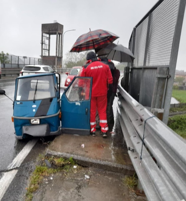 Cuorgnè, auto pirata tampona un Ape e fugge: identificata e denunciata una pensionata