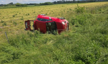 Incidente sull’A5 tra Volpiano e San Giorgio Canavese: Fiat 500 si ribalta nei campi, un ferito lieve