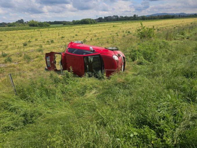 Incidente sull’A5 tra Volpiano e San Giorgio Canavese: Fiat 500 si ribalta nei campi, un ferito lieve