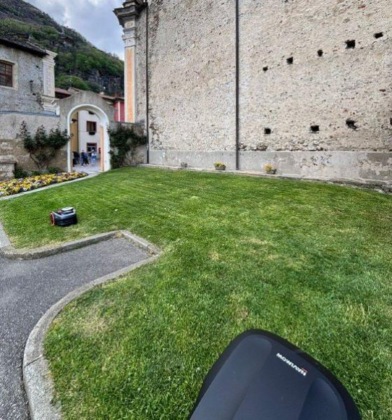 Alla cura del verde in paese ci pensano cinque robot