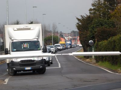 «Troppi minuti di attesa ai passaggi a livello. E se ci fosse un’emergenza?»