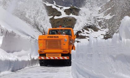 Colle del Nivolet, riapertura della SP 50 rinviata: neve abbondante ostacola i lavori di sgombero