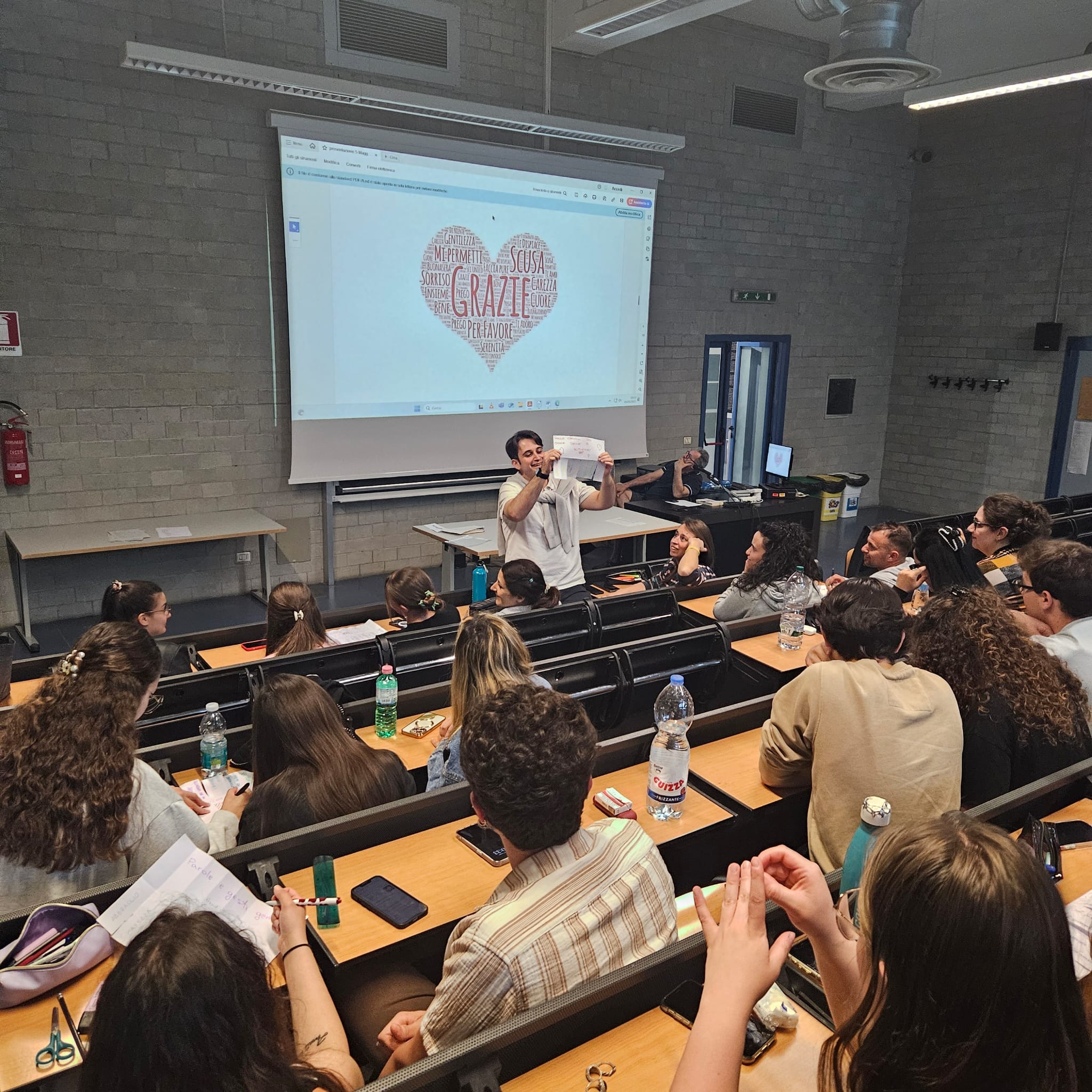 uno studente presenta il proprio lavoro sulle parole gentili ai propri colleghi