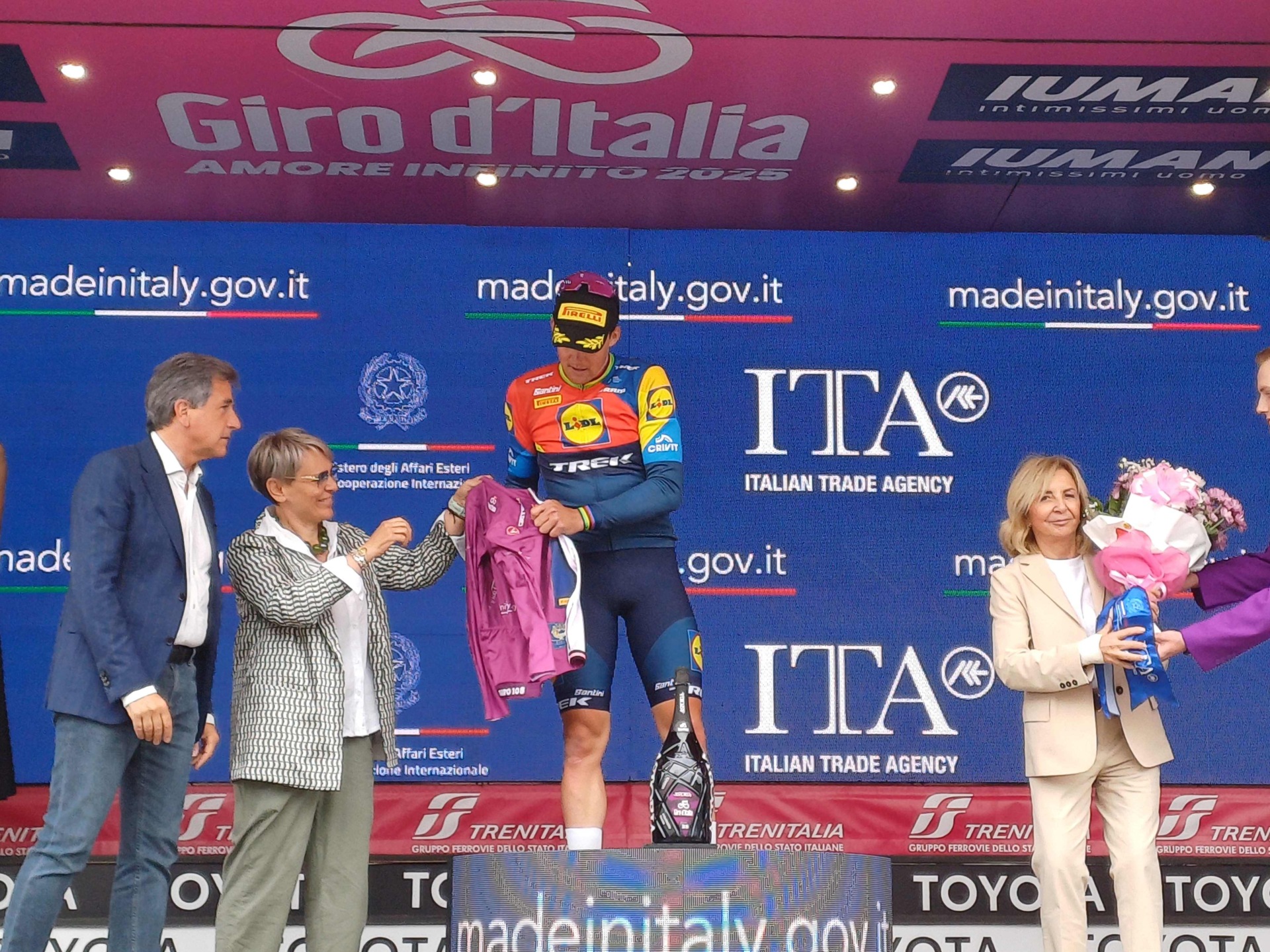 Consigliera_Cambursano_consegna_maglia_ciclamino_Mads_Pedersen_Sestriere_31_05_2025_1