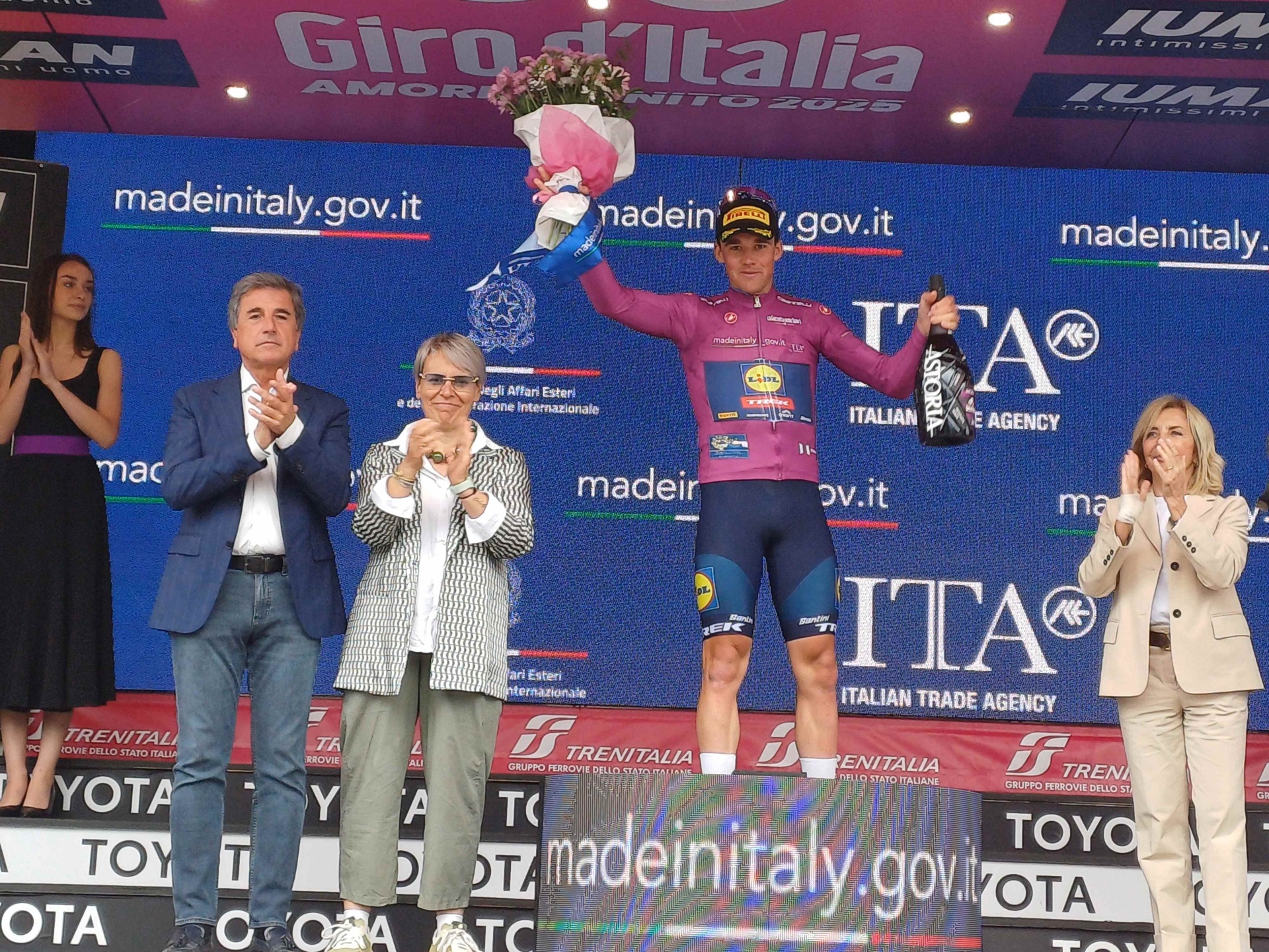 Consigliera_Cambursano_consegna_maglia_ciclamino_Mads_Pedersen_Sestriere_31_05_2025_2