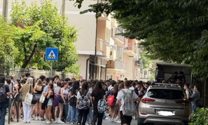 Ultimo giorno di scuola a Rivarolo, gli studenti del Moro festeggiano in strada