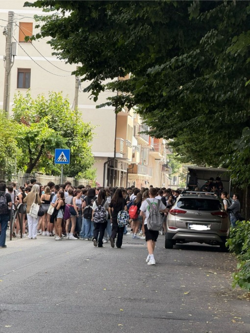Ultimo giorno di scuola a Rivarolo, gli studenti del Moro festeggiano in strada