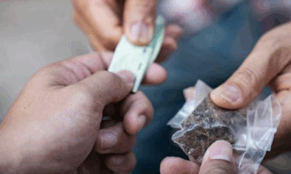 Lanzo, 16enne fermato con oltre 100 dosi di marijuana e tre smartphone: denunciato
