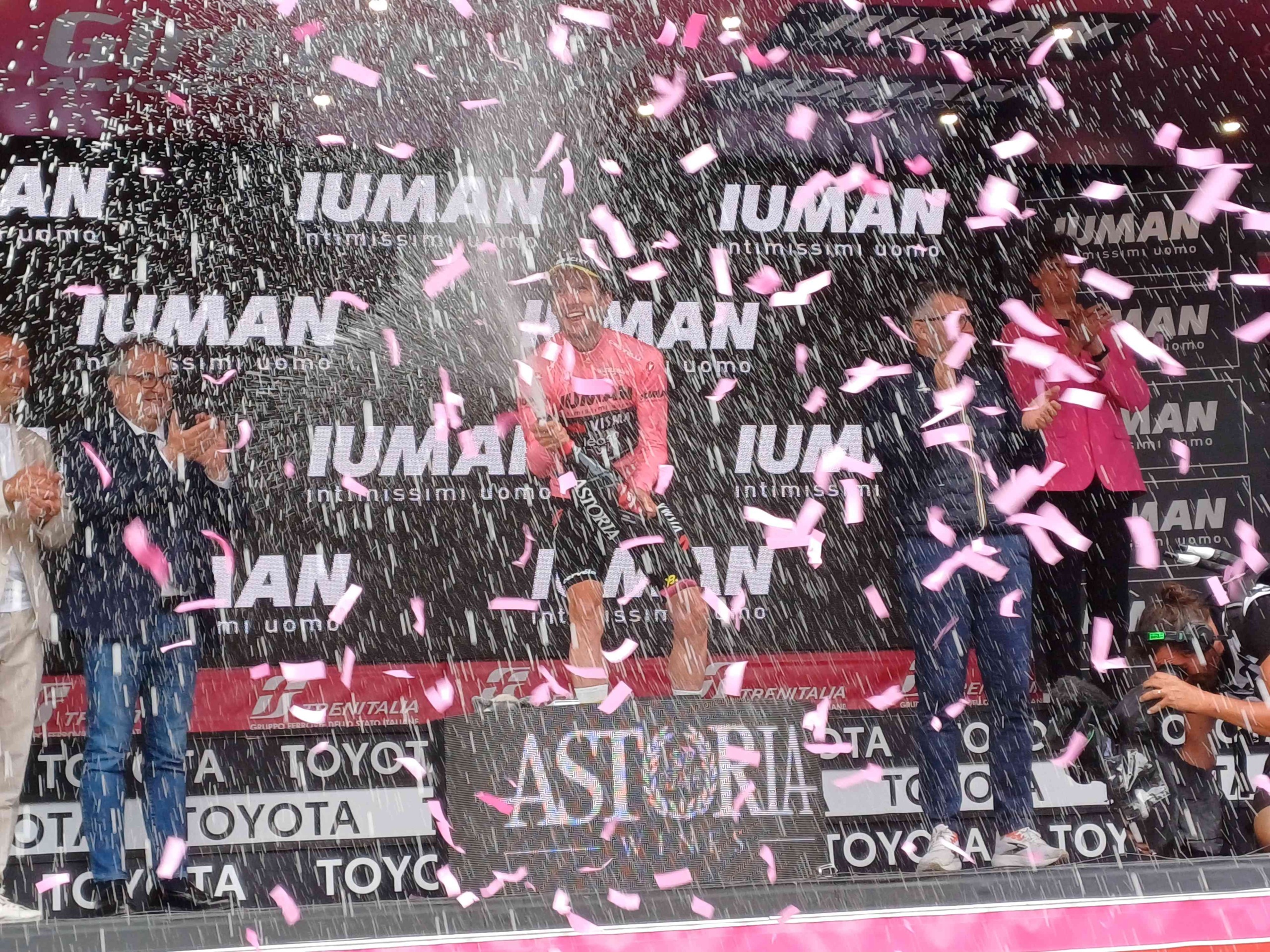 Simon_Yates_maglia_rosa_Giro_d'Italia_Sestriere_31_05_2025_1