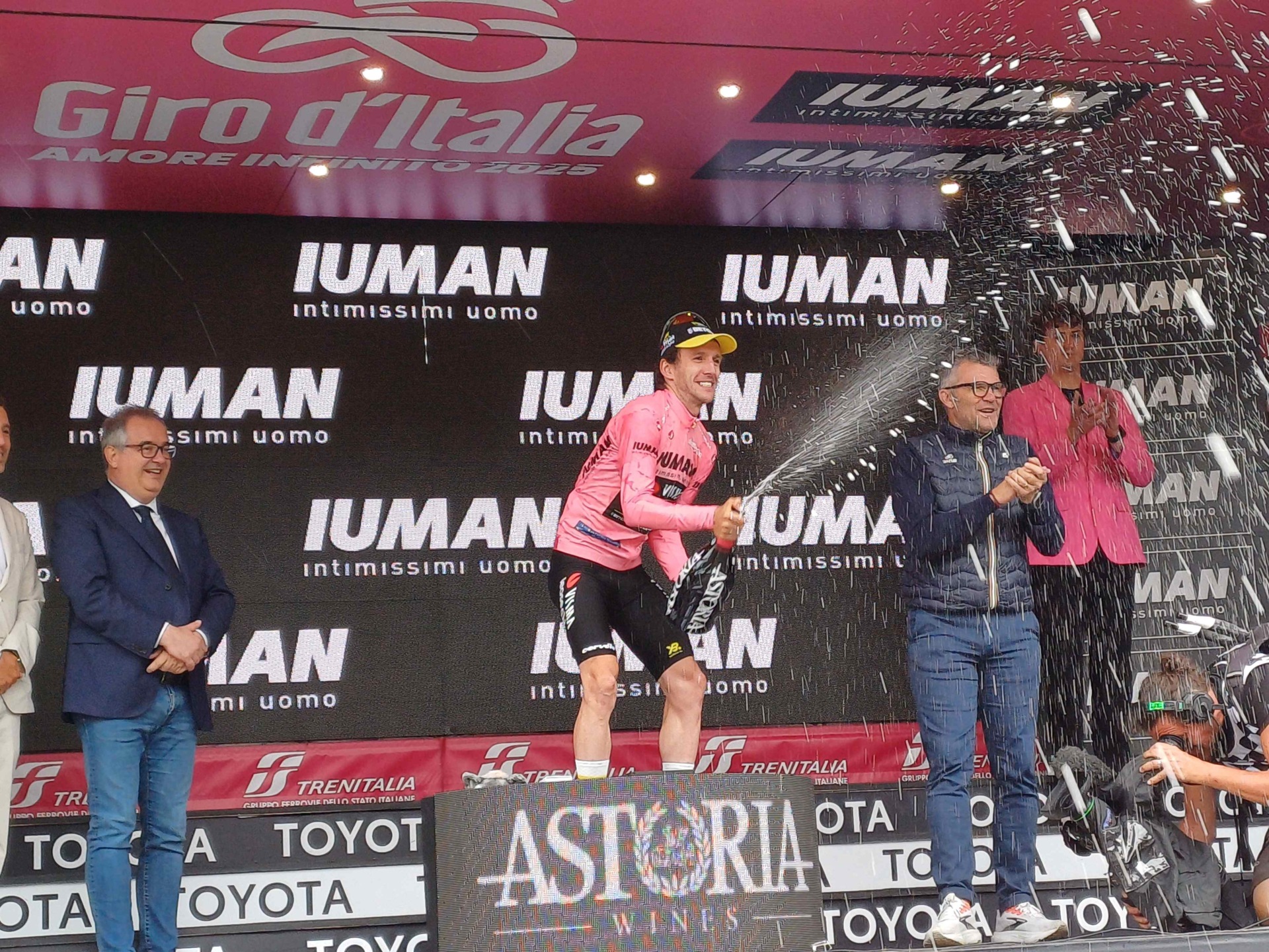 Simon_Yates_maglia_rosa_Giro_d'Italia_Sestriere_31_05_2025_2
