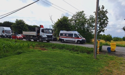 Incidente in via Volpiano a Leini, auto finisce contro un albero